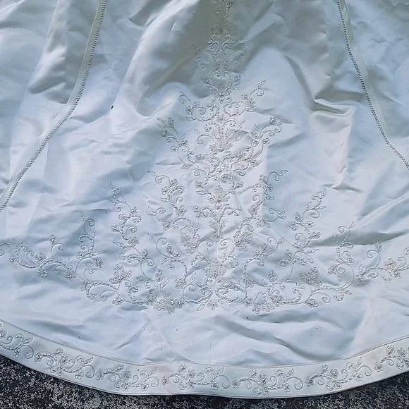SIGNATURE sz 12 Wedding gown with train BEADED - Picture 5 of 8